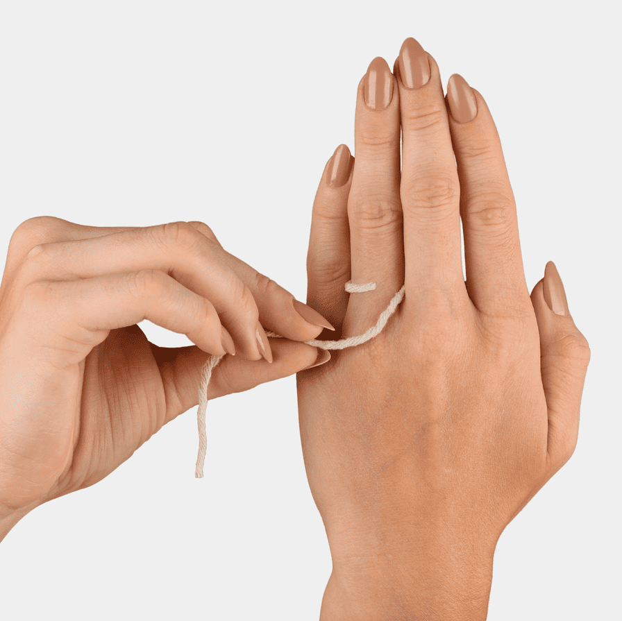 Passo 1: Enrolar a linha no dedo